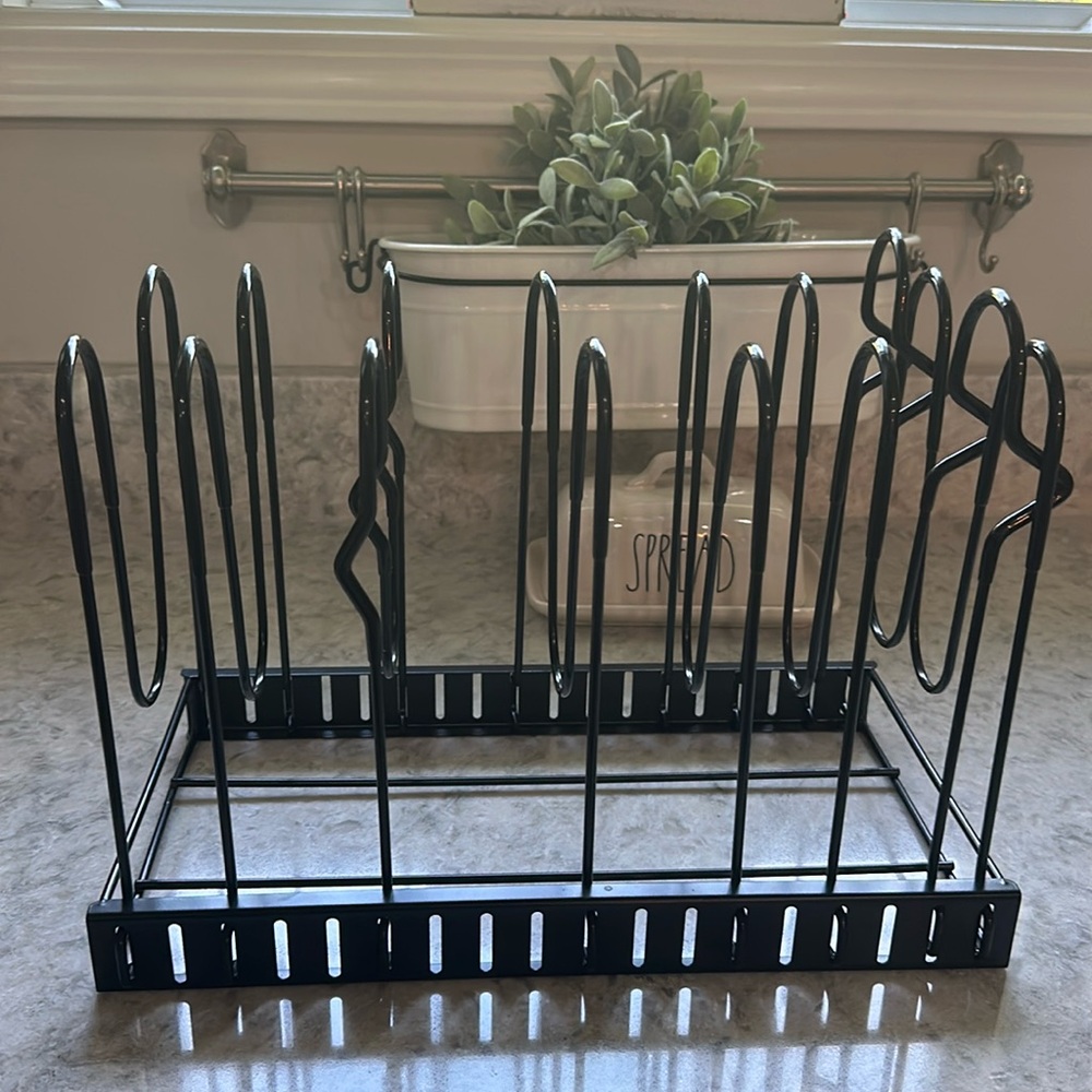 POTS, PANS AND LID ORGANIZER.